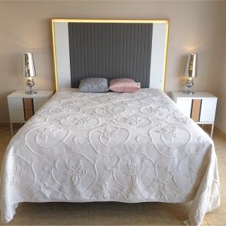 Dormitorio moderno blanco con iluminación